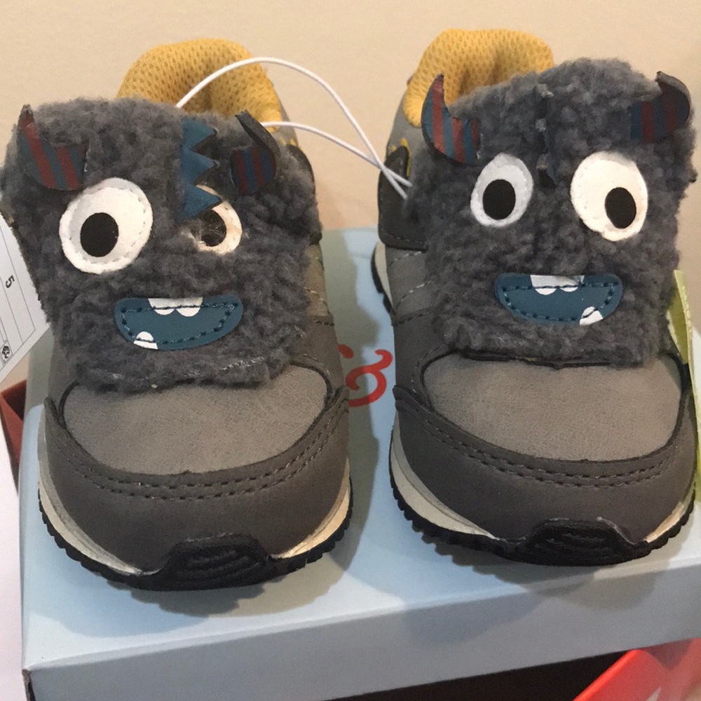 New never used Grey/Bentley sneakers size 5
